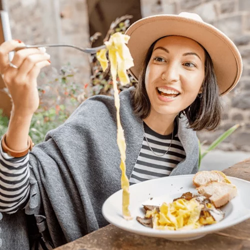 Τραπέζι για έναν: Η ευχαρίστηση του να τρως μόνη σου έξω