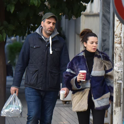 Νικολέττα Ράλλη | Βόλτα με τον σύντροφό της με casual look και χωρίς ίχνος μακιγιάζ