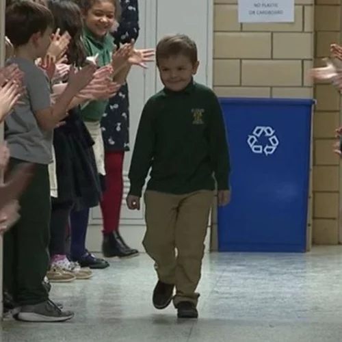 6χρονος νίκησε τον καρκίνο και όλο το σχολείο τον υποδέχτηκε με χειροκροτήματα