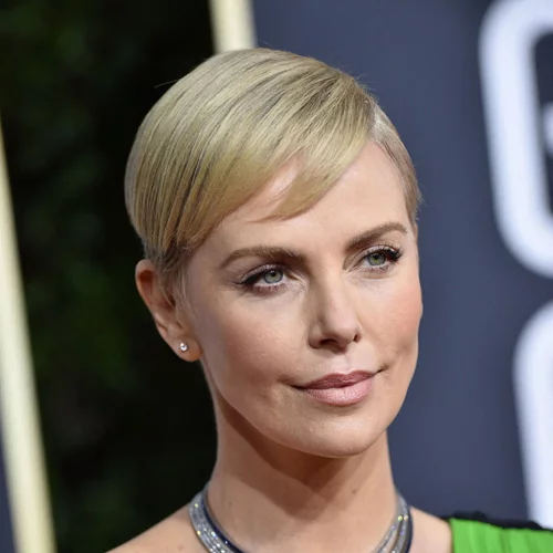 Η Charlize Theron άφησε την κόρη της να της κάνει το μακιγιάζ