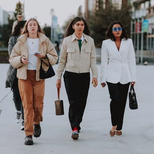 Tα looks που ξεχωρίσαμε στους δρόμους της γαλλικής πρωτεύουσας