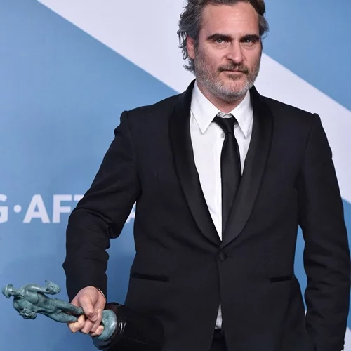 Ο Joaquin Phoenix ζητάει την απελευθέρωση δύο αρκούδων