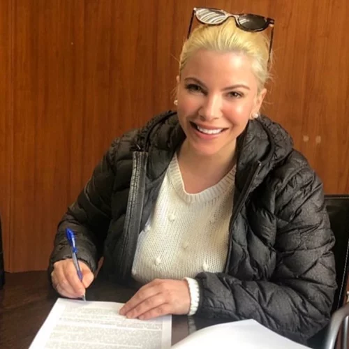 Αντελίνα Βαρθακούρη | Η πρώτη φωτογραφία την ώρα που υπογράφει το συμβόλαιό της στον Alpha