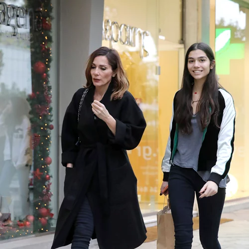 Δέσποινα Βανδή - Μελίνα Νικολαΐδη | Βόλτα για ψώνια στη Γλυφάδα