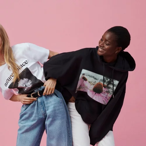 H νέα capsule συλλογή της H&M με πρωταγωνιστές τα λουλούδια της Helena Christensen