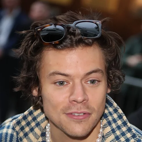 Harry Styles | Επαναπροσδιορίζει το μαργαριταρένιο κολιέ- Η νέα fashion εμμονή του