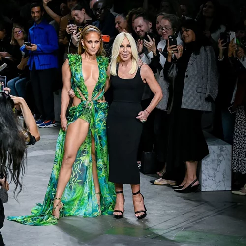 Η Jennifer Lopez είναι το πρόσωπο του Versace για τη σεζόν Άνοιξη/Καλοκαίρι 2020