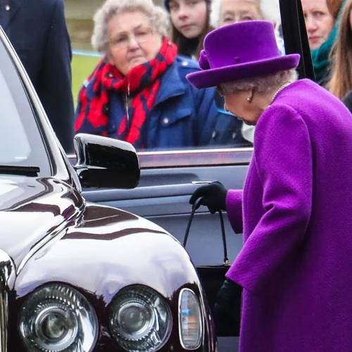 H βασίλισσα Ελισάβετ φόρεσε το χρώμα που θα δεις παντού το 2020
