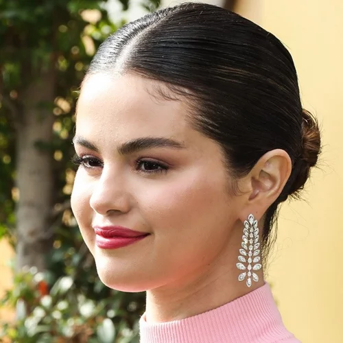 Πάλι τα ίδια κλασικά nude νύχια; Η Selena Gomez βρήκε μία άκρως κομψή εναλλακτική