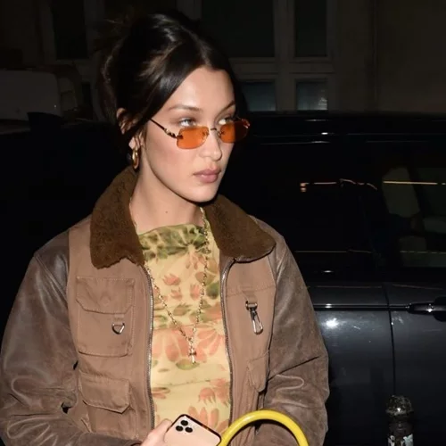 Bella Hadid| Αυτή είναι η it bag που δεν αποχωρίζεται στις εμφανίσεις της στο Παρίσι