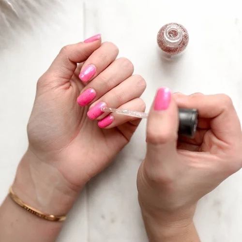 Χάλασε το μανικιούρ; Ξέρουμε πώς να διορθωθεί χωρίς να ξεβάψουμε τα νύχια μας