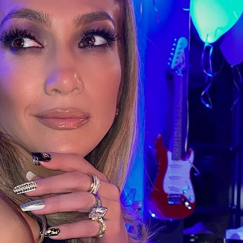 Η Jennifer Lopez τόλμησε μία από τις μεγαλύτερες τάσεις στα νύχια για φέτος