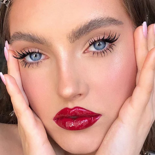 Λατρεύεις το μπορντό κραγιόν; Πώς να το φορέσεις τώρα!