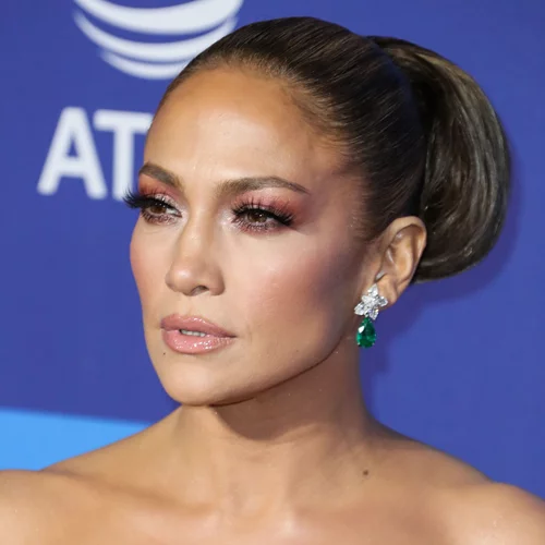 H JLO με αθλητικό look χορεύει στον κήπο της