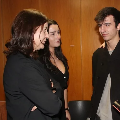 Συναυλία στη μνήμη του Θάνου Μικρούτσικου | Η σύζυγος και τα παιδιά του αείμνηστου καλλιτέχνη στο Μέγαρο Μουσικής (pics)