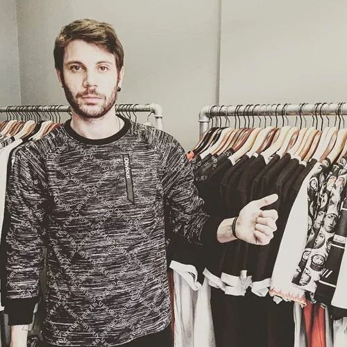 Πάρης Σκαρτσολιάς | Ο τηλεοπτικός «Μανωλάκης» μάς δείχνει το σπίτι του στο κέντρο της Αθήνας