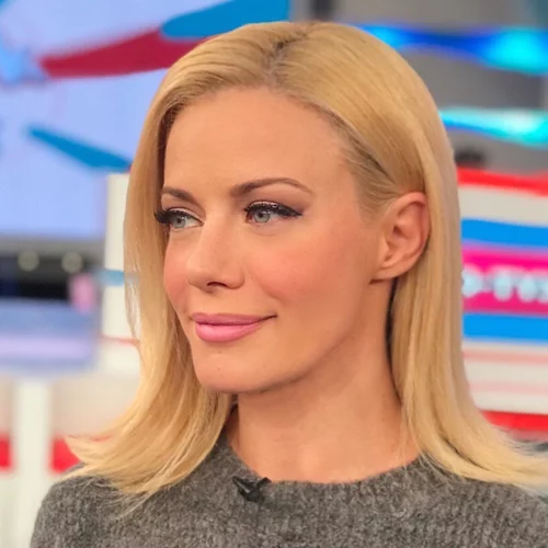 Η Ζέτα Μακρυπούλια μας δείχνει πώς να ντυθούμε κομψά στο κρύο