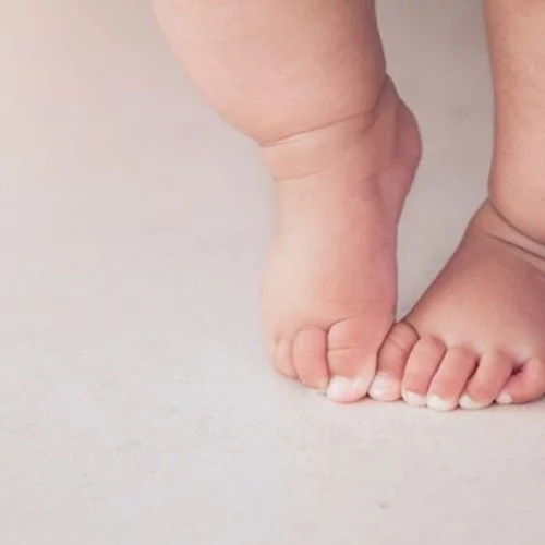 Επιτρέπεται το παιδί μου να περπατάει ξυπόλυτο;