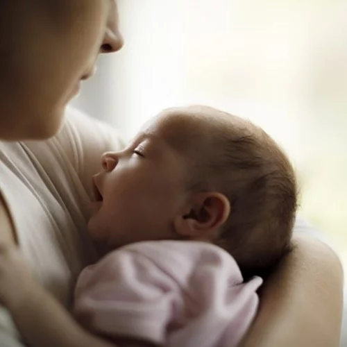 Το καλύτερο καταφύγιο για ένα μωρό είναι το σώμα της μητέρας του