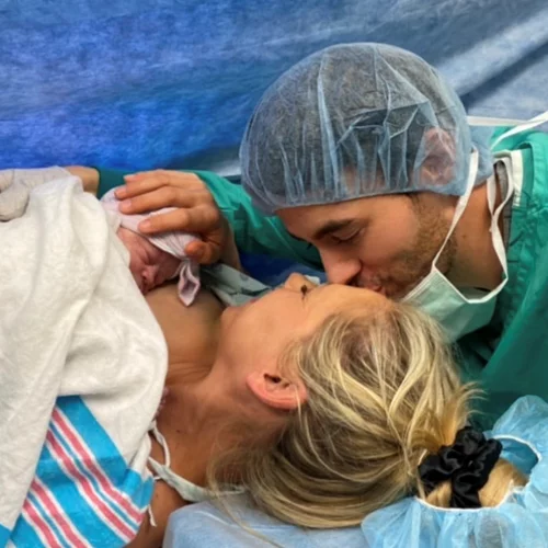 Enrique Iglesias και Anna Kournikova | Οι τρυφερές φωτογραφίες μέσα από το μαιευτήριο με τη νεογέννητη κόρη τους