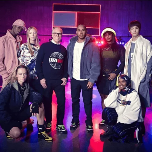 Ο Tommy Hilfiger ταξίδεψε αυτή τη σεζόν στο Λονδίνο και παρουσίασε ένα φαντασμαγορικό show