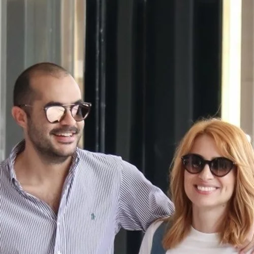 Μαρία Ηλιάκη | Ποζάρει στον καθρέφτη με φουσκωμένη κοιλίτσα και απογειώνει το στιλ εγκυμοσύνης