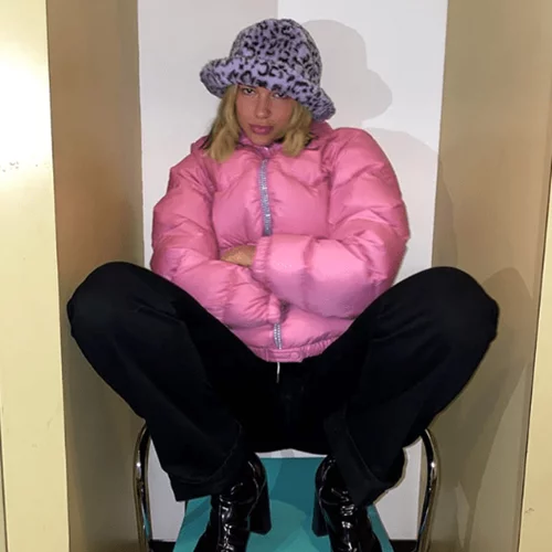 15 φορές που οι celebrities απέδειξαν πως το bucket hat είναι ένα stylish αξεσουάρ