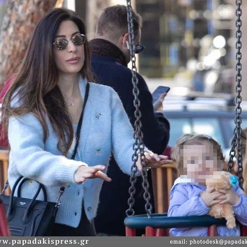 H Φλορίντα Πετρουτσέλι σε προχωρημένη εγκυμοσύνη | Στην παιδική χαρά με την κόρη της