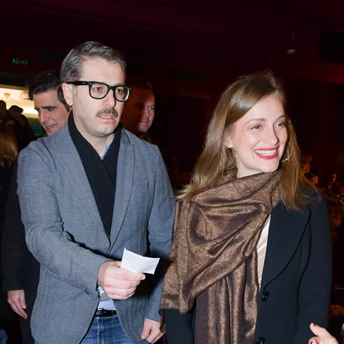 Η Λένα Δροσάκη στο θέατρο με τον Αλέξανδρο Μπουρδούμη | Το άνετο φόρεμα που επέλεξε