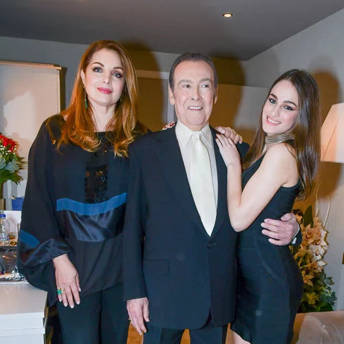 Ο Τόλης Βοσκόπουλος έκλεισε τα 80 | Η τρυφερή αγκαλιά της Άντζελας Γκερέκου και η εντυπωσιακή τούρτα (pic)