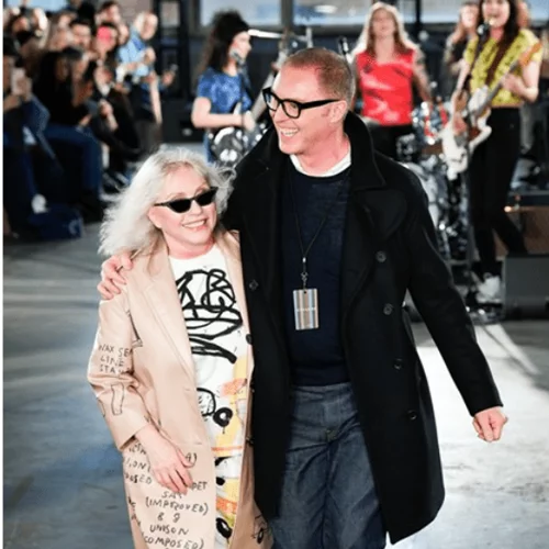 Η μοναδική performance της Debbie Harry στο show του οίκου Coach