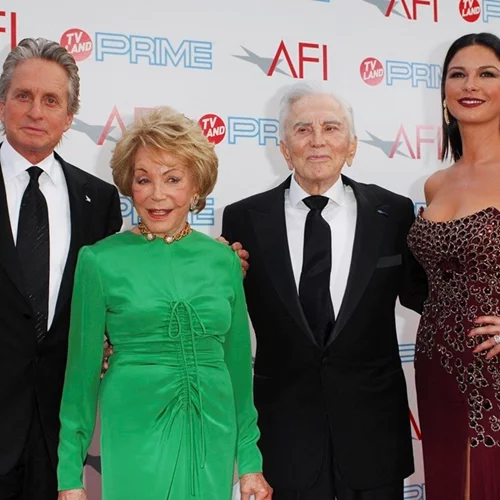Kirk Douglas | Το συγκινητικό αντίο των Michael Douglas και Catherine Zeta Jones