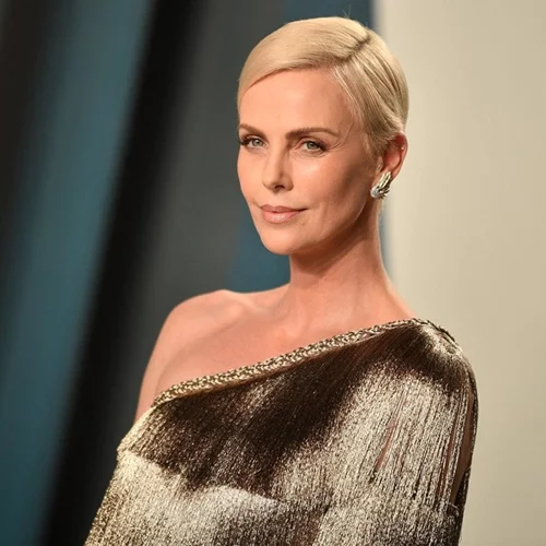 Η Charlize Theron συγκρίνει τον εαυτό της με την Kylie Jenner στο Instagram και γίνεται viral