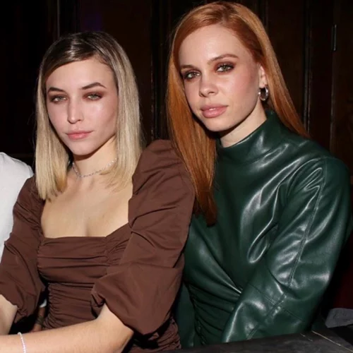 Ασημίνα Χαρίτου - Άννα Χατζή |  Βραδινή βόλτα για τα δύο κορίτσια του GNTM (pics)