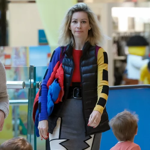 Άριελ Κωνσταντινίδη | Το outfit που δίχασε σε πρόσφατη βόλτα με τα παιδιά της