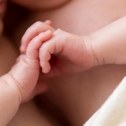 H μαγική στιγμή που δίδυμα αδερφάκια δίνουν τα χέρια, αμέσως μετά την γέννηση τους