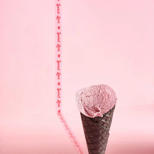 Love can be ruby & spicy | Η νέα γεύση παγωτού που ήρθε να μας κάνει να ερωτευτούμε ξανά το παγωτό