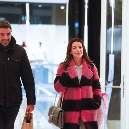 Νικολέττα Ράλλη | Φόρεσε το ιδανικό πανωφόρι για εγκυμονούσες