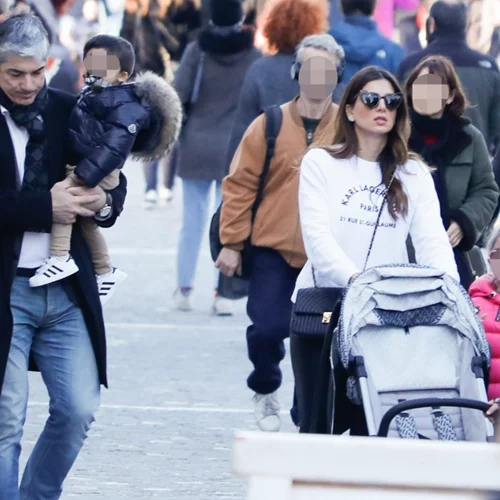 Family Goals | Η Σταματίνα Τσιμτσιλή και ο Θέμης Σοφός για βόλτα με τα παιδιά τους στο κέντρο της πόλης