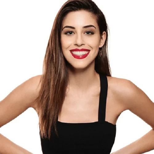 Demy | Με αφέλειες και κόκκινο χρώμα στα μαλλιά της!