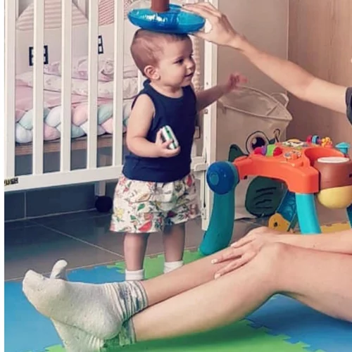 Πρώην μελαχρινή παίκτρια του GNTM ποζάρει με την κόρη της στο Instagram