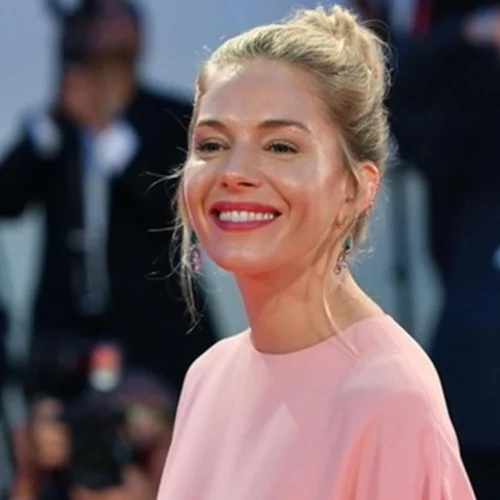 Η Sienna Miller αρραβωνιάστηκε και όλοι μιλούν για το διακριτικό της δαχτυλίδι