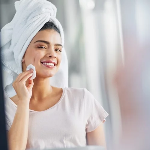 Οι λόγοι που το νερό micellaire αξίζει μια θέση στη skincare ρουτίνα κάθε γυναίκας