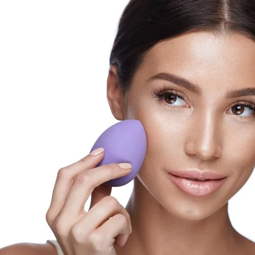 Ανακαλύψαμε τον πιο αποτελεσματικό τρόπο να καθαρίζεις τέλεια το σφουγγαράκι του μέικ απ