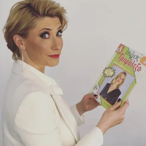 Είδαμε την Σία Κοσιώνη με καστανά μαλλιά και σχεδόν δεν την αναγνωρίσαμε