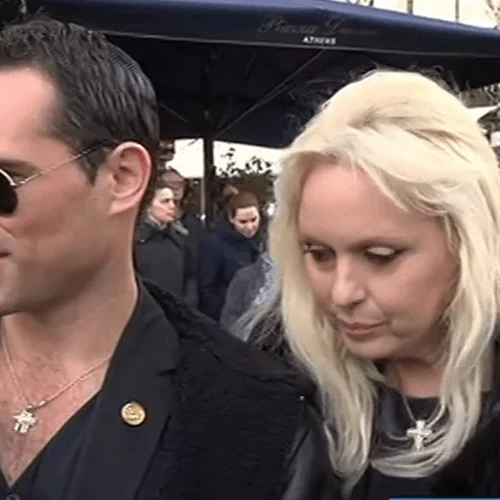 Άνθιμος Ανανιάδης - Εύη Καραγιάννη | «Λύγισαν» στην κηδεία του Κώστα Βουτσά