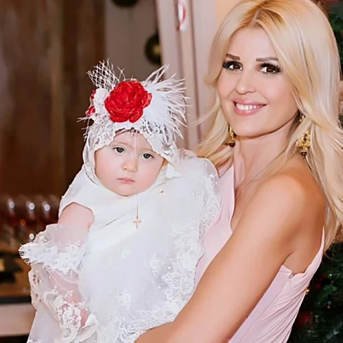 Η Έλενα Ράπτη έγινε νονά | Το καλοκαιρινό φόρεμα που δίχασε