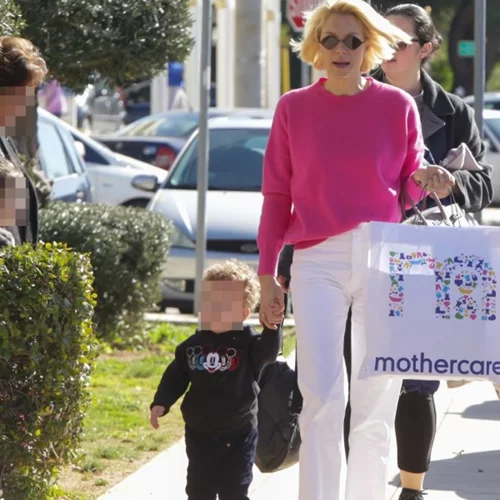 Βίκυ Καγιά | Σε παιδικό party μαζί με την Μπιάνκα και τον Κάρολο με casual look