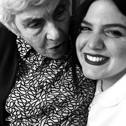 Δανάη Μπάρκα | Απαντά στα δημοσιεύματα που την θέλουν να κληρονομεί τα ποιήματα της Κικής Δημουλά