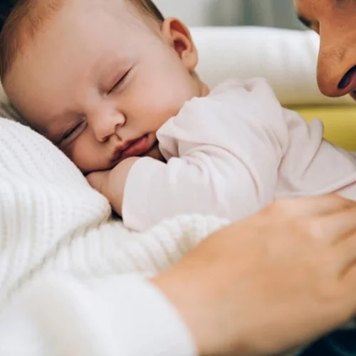 Μέσα στις νύχτες αϋπνίας, τους εφιάλτες και τα βρεγμένα σεντόνια, να θυμάστε ότι το παιδί σάς χρειάζεται!